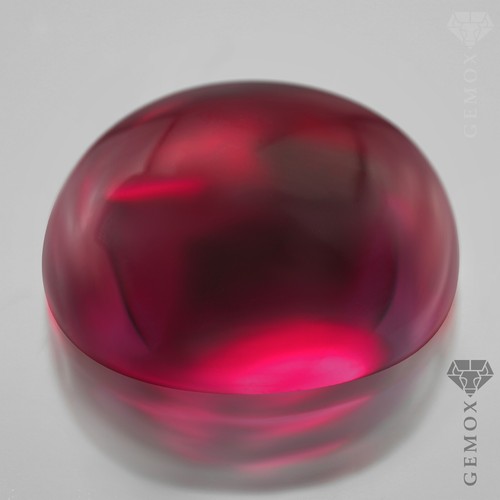 Rubino ovale cabochon pietra