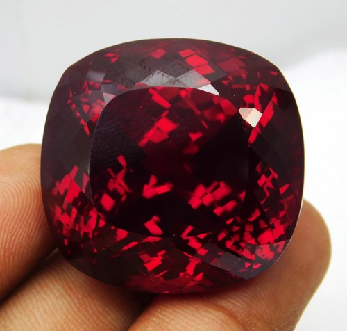 Rara pietra preziosa rossa non